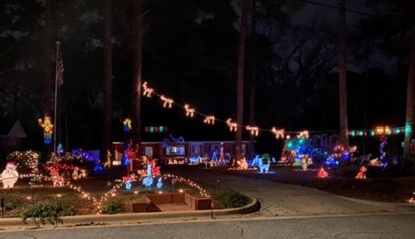 House decorated with Christmas lights hosts Christmas light show to music