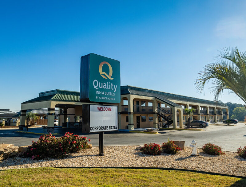 Full view of front of Quality Inn
