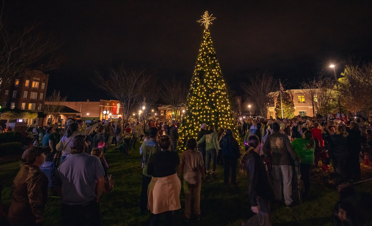 giant Christmas tree lit in Downtown Dublin at Jingle & Mingle